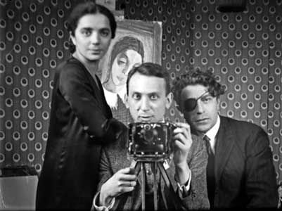 Kertész André: Zelfportret met vrienden in Parijs (1926).