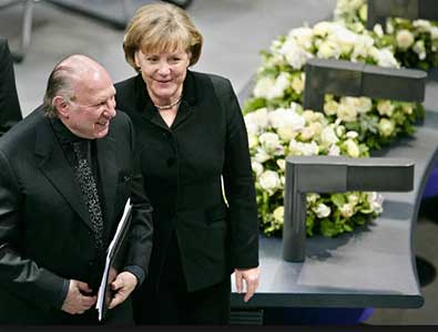 Kertész Imre in 2007, samen met Angela Merkel, op bezoek in de Bundestag in Berlijn.