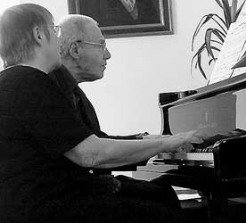 .. en aan de piano, waarop zij samen 'Játékok' spelen.