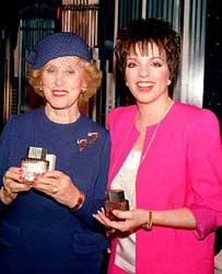 Estée Lauder met Liza Minelli in 1987.