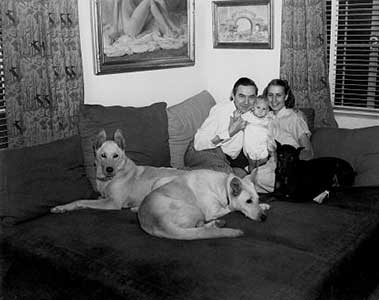 Lugosi Béla met vrouw en kind bij hem thuis (1940).