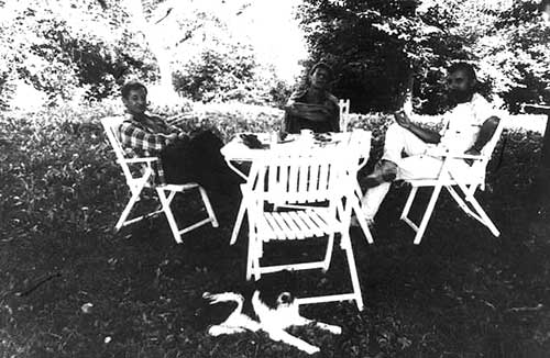 Nádas met zijn echtgenote Salamon Magdá en Vidovszky László, in de zomer van 1985.