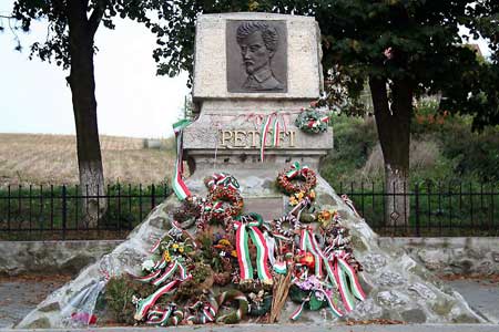 Herdenkingsmonument voor Petõfi Sándor in Albești (Fehéregyháza).