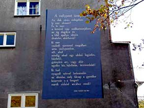 In Leiden, Nederland, is er een muurgedicht in het Hongaars, in de Lijsterstraat, hoek Rijnsburgerweg.
