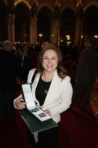 Judit met haar 'Orde van Verdienste van de Republiek Hongarije', Commandeurskruis met Ster.