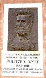 Herdenkingsplaat aan het geboortehuis van Joseph Pulitzer.