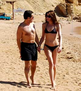 Sarkozy samen met Carla Bruni op het strand van Sharm el-Sheikh (december 2007). 