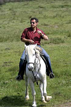 Nicolas Sarkozy te paard.