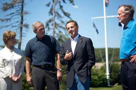 President Sarkozy alleen op bezoek bij de Amerikaanse president George W. Bush in augustus 2007. 