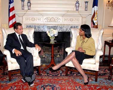 President Sarkozy in gesprek met de Amerikaanse Minister van Buitenlandse Zaken, Condoleezza Rice.