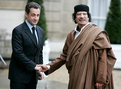 Nicolas Sarkozy met Kadhafi in 2007.
