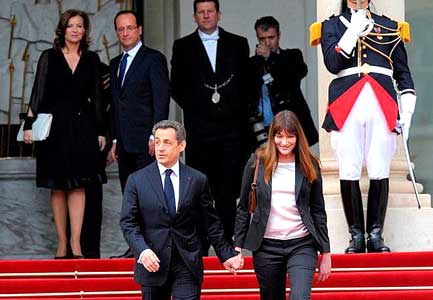 icolas Sarkozy verlaat samen met zijn vrouw Carla Bruni het Palais des Champs Élysée