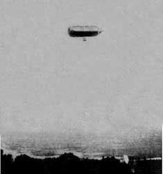 Schwarz's luchtschip tijdens de proefvlucht boven Tempelhof in Berlijn. 