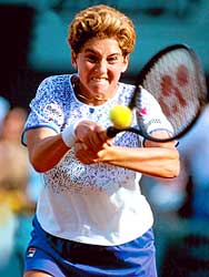 Monica Seles in actie... steeds geconcentreerd en vol overgave. 