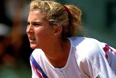 Monica Seles in actie... steeds geconcentreerd en vol overgave.