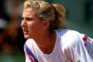 Monica Seles in actie... steeds geconcentreerd en vol overgave. 