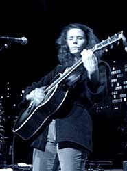 Paul's huidige echtgenote, Edie Brickell, die optreedt met The New Bohemians.