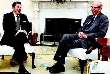 Ronald Reagan en George Stigler in het Witte Huis, 27 oktober 1982.