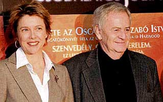 samen met Anette Bening, de hoofdrolspeelster in 'Being Julia'.