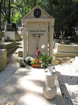 Het graf van Szabó Magda en haar echtgenoot op het Farkasréti kerkhof in Budapest.