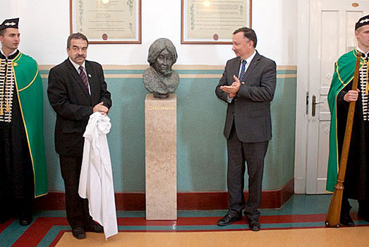 Onthulling borstbeeld van Szabó Magda in Debrecen op 28 september 2013.