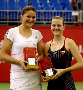 Ági samen met Dinara Safina na hun winst dubbelspel in Gold Coast 2008. 