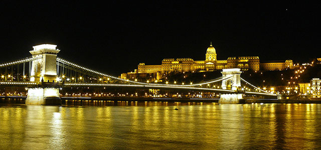 De Széchenyi lánchíd (de Kettingbrug in Budapest).