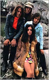 Zangeres Mariska Veres met achter zich de vaste kern van Shocking Blue