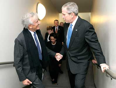 ... samen met president George Bush.
