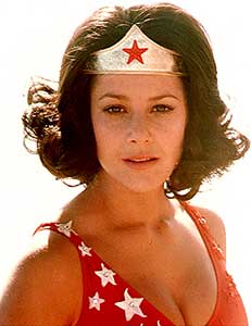 Debra in haar outfit van 'Wonder Girl'...