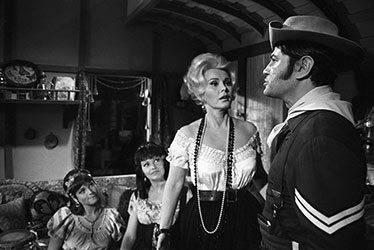 Zsa Zsa Gabor in 'F Troop' (TV-serie 1966) met Larry Storch.