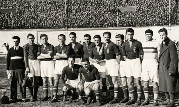 Het Hongaarse elftal voor de wedstrijd tegen Nederland in 1933. 