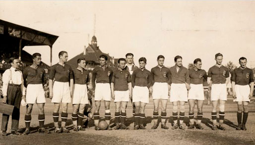 Het Hongaarse elftal voor de wedstrijd tegen Nederland op 8/6/1930.
