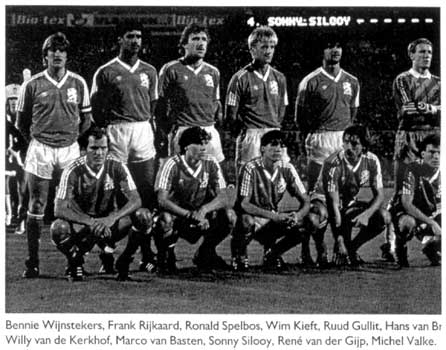 Het Nederlandse elftal voor de wedstrijd tegen Hongarije op 17/10/1984. 