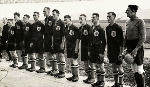 Het Nederlandse elftal vóór de aanvang van hun tweede wedstrijd tegen Hongarije.