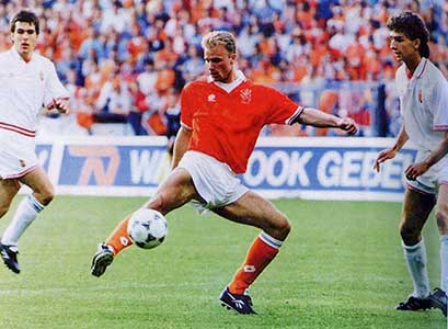 Dennis Bergkamp omringd door Lipcsei Péter en Halmai Gábor.