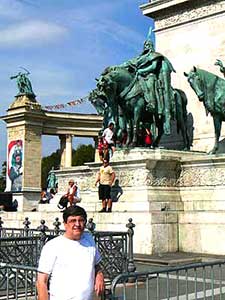 Standbeeld van Árpád op het Heldenplein in Budapest (met op foto rechts uw webmaster).