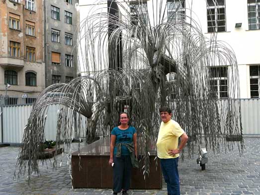 Het 'Holocaust Monument' in Budapest, ontworpen door Varga Imre in 1989, deels gefinancierd door Tony Curtis.