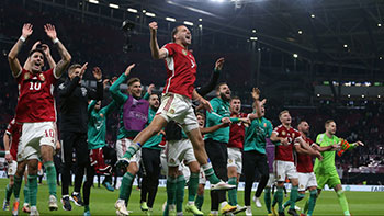 Het Hongaars team viert de overwinning.