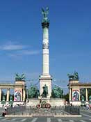 Het Millenniummonument op het Heldenplein.