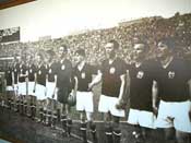 Stadion Puskás Ferenc, foto van de Aranycsapat (team van de 7-1 tegen Engeland) in  de gangen van het Stadion.