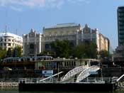 De Vigadconcertzaal gezien vanaf de Donau..