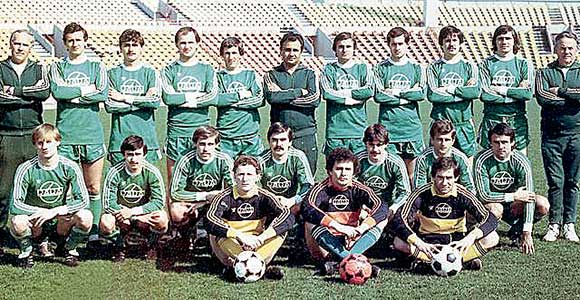 Józsa (staande uiterst rechts), als masseur, met de ploeg 1981-82 van Gyõri ETO FC.