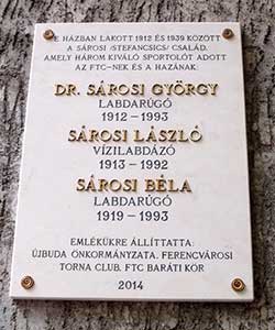 Gedenkplaat voor de drie gebroeders Sárosi.