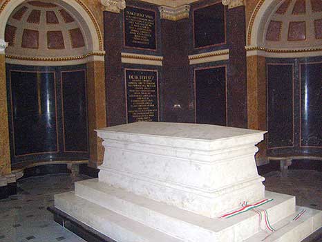 De sarcofaag van Deák Ferenc in het mausoleum.
