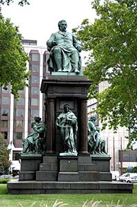 De standbeeld van Deák Ferenc in Budapest...