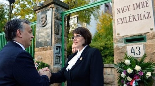 Kleindochter Jarósi Katalin samn met Orbán Viktor voor het ouderlijk huis.